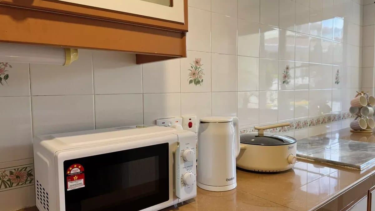Cover Image for Review Comfee Microwave Oven Inverter 20L: Kecil, Putih, Senang Guna