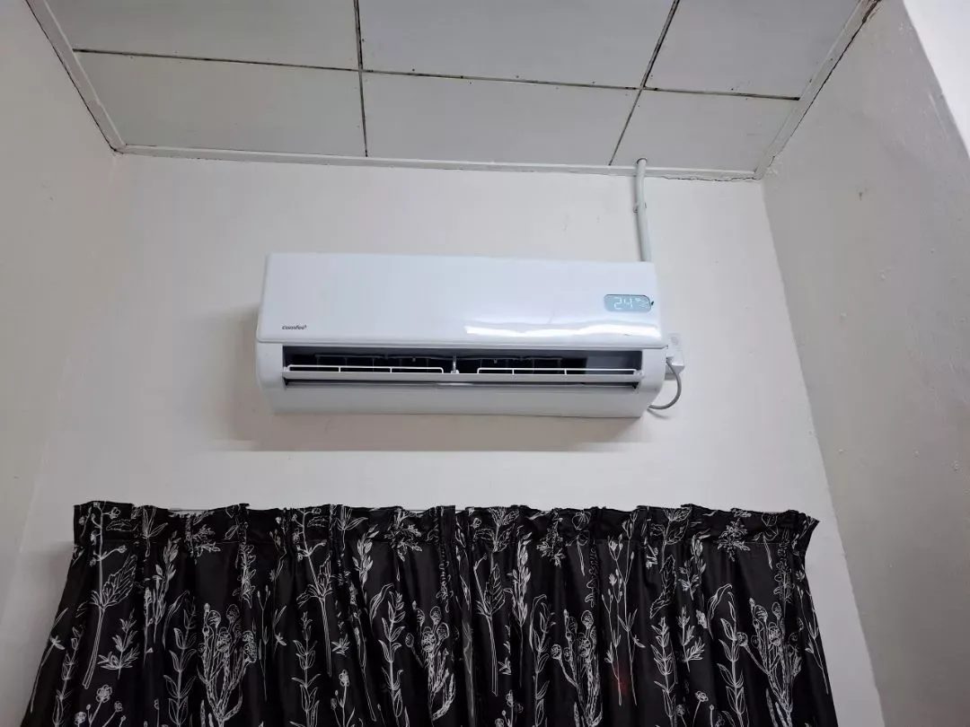 Pemasangan aircond Comfee di bilik