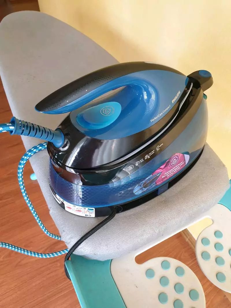 Base station Philips PSG4020/20 diletakkan di atas papan gosok