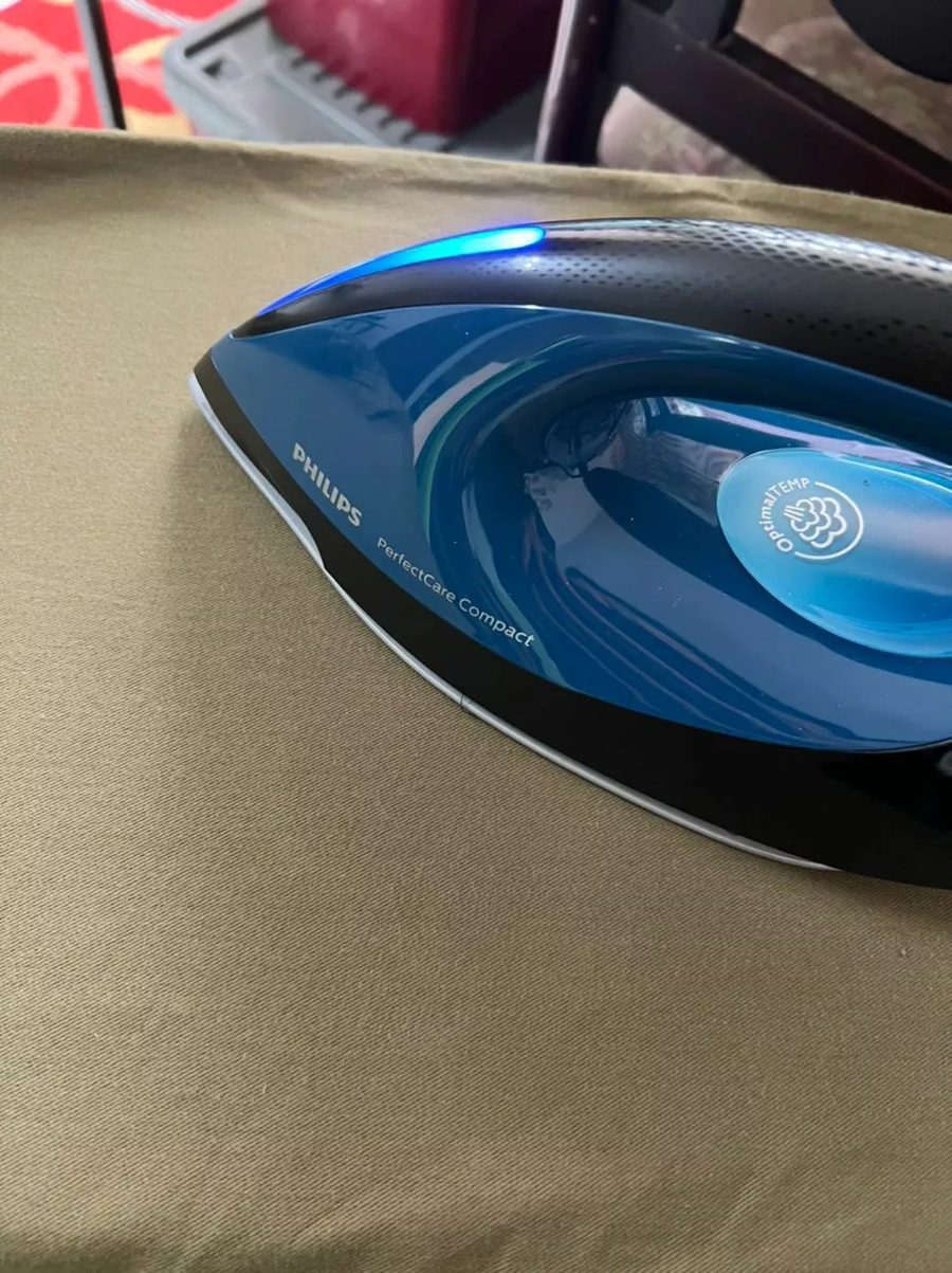 Iron Philips PSG4020/20 biru berkilat dengan logo OptimalTEMP