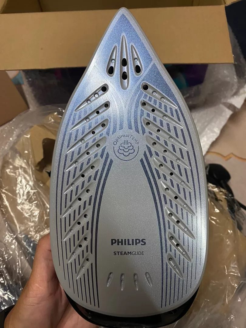 Permukaan SteamGlide Philips PSG4020/20 dengan lubang stim