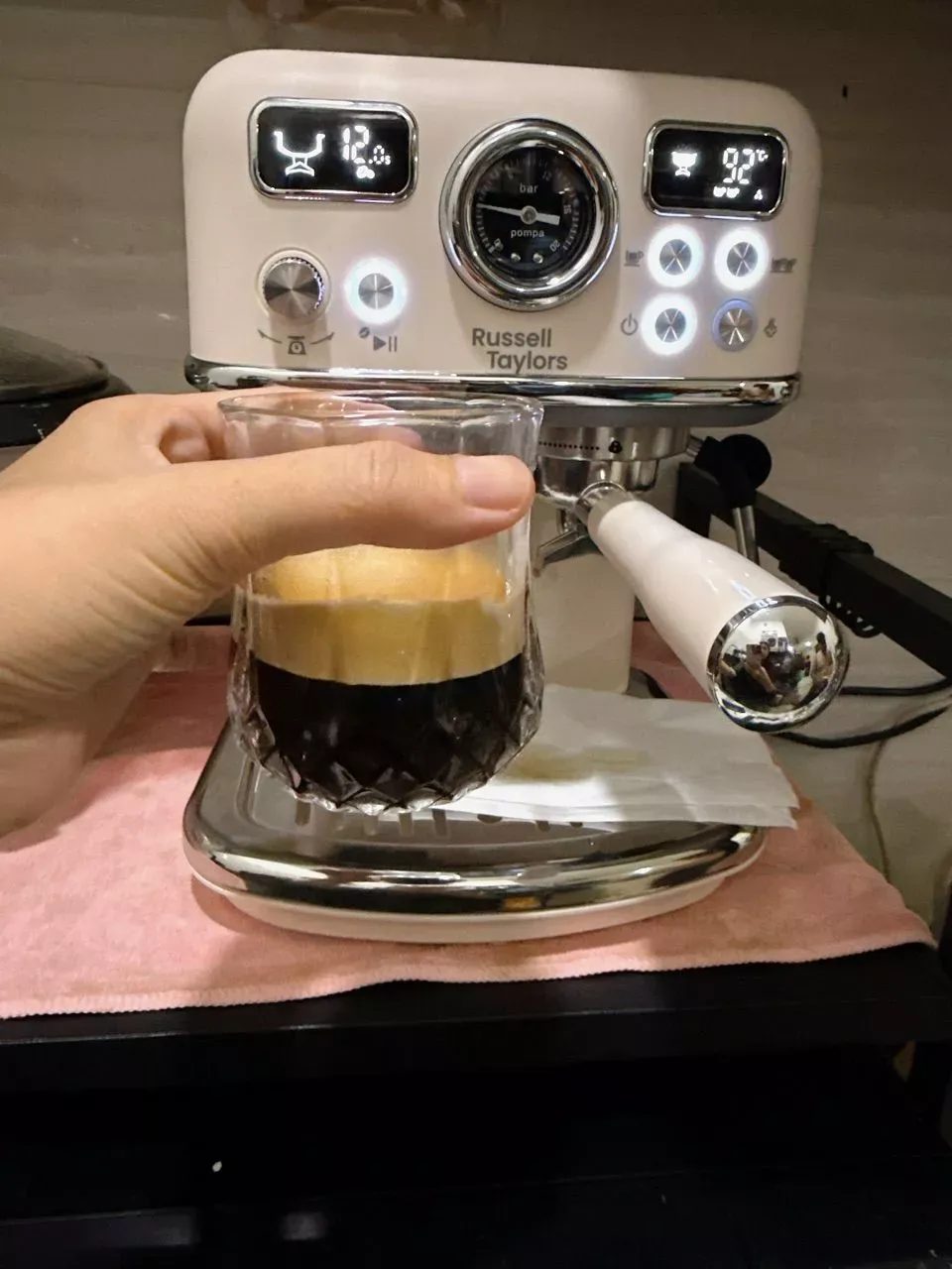 Russell Taylors EM4, mesin espresso retro dengan grinder