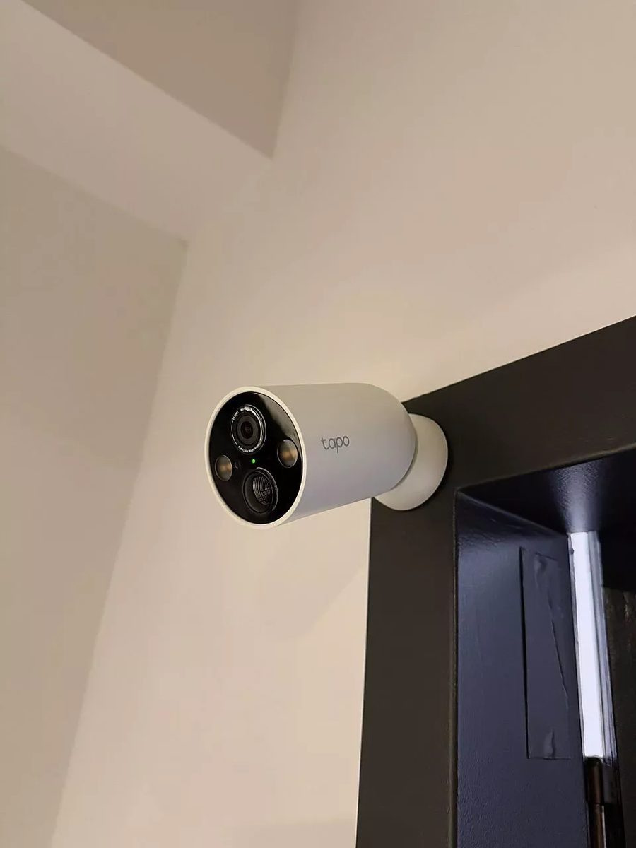 Kamera Tapo C425 dipasang pada base magnetik di dinding