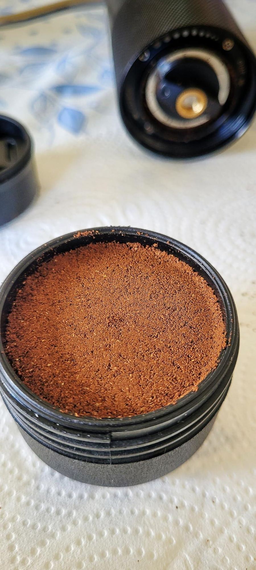 Kopi tanah dalam basket sebelum dipadatkan